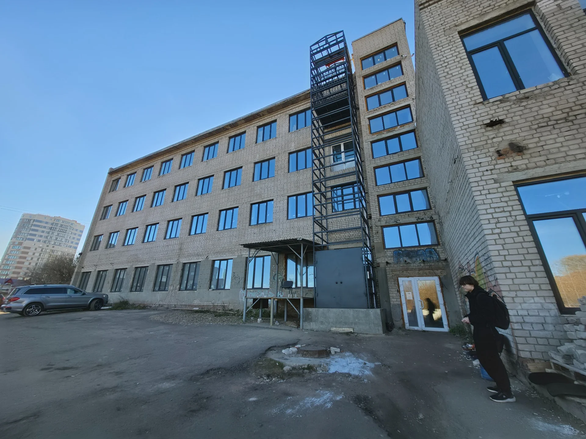 Кирпичный фасад основного здания